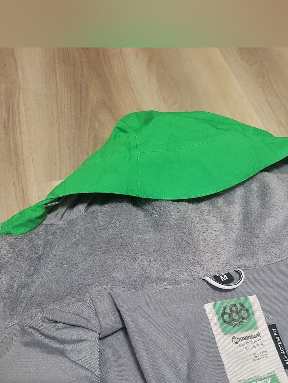 686 Waterproof Snowboarding Jacket - Picture 9 of 12